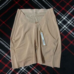 (XS) NWT Skims Clay Sheer Sculpt Low Back Short